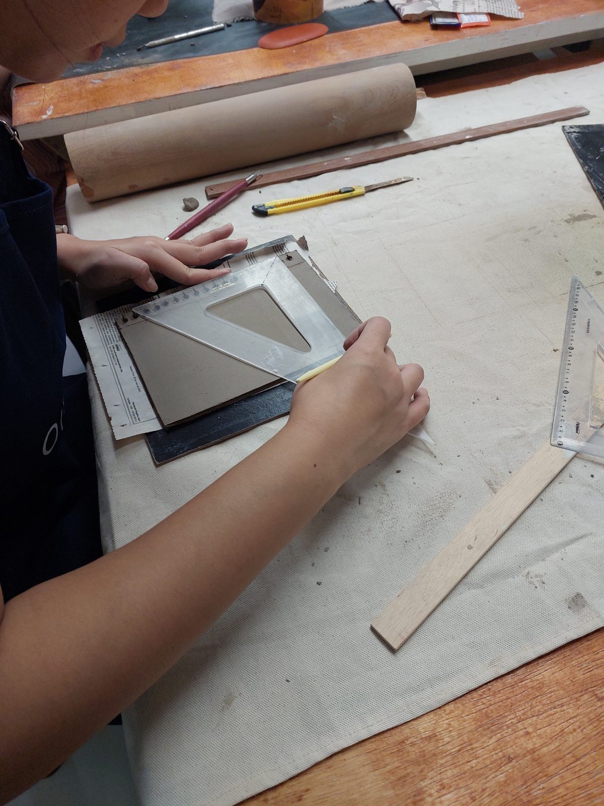 Processo de trabalho com cerâmica no ateliê.
